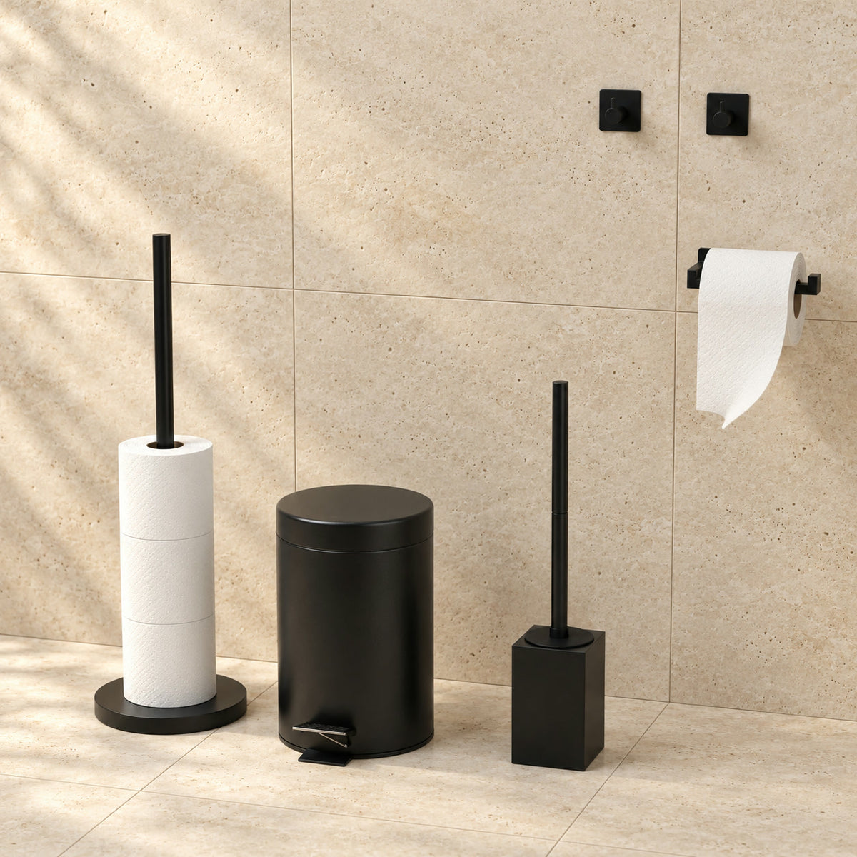 Set WC Nero Quadrato da 5 Pezzi - Portarotolo da Terra per 5 Rotoli & Portarotolo Extra Sottile Autoadesivo - Porta Scopino, Pattumiera & Ganci da Parete