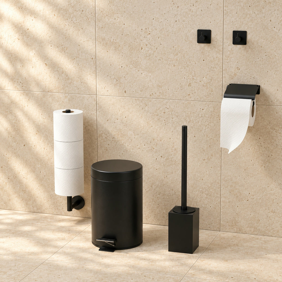Set de Toilette Noir Carré en 5 Pièces - Porte-Rouleau Mural pour 3 Rouleaux & Porte-Rouleau Suspendu avec Couvercle Protecteur - Porte-Brosse WC, Poubelle & Crochets Muraux
